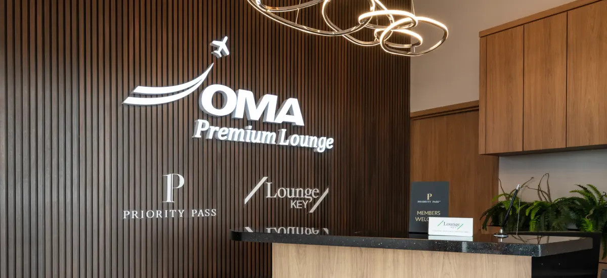 Vista general del salón con áreas de descanso y mesas altas